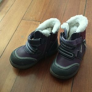 Leather snow boots lined with fur.
